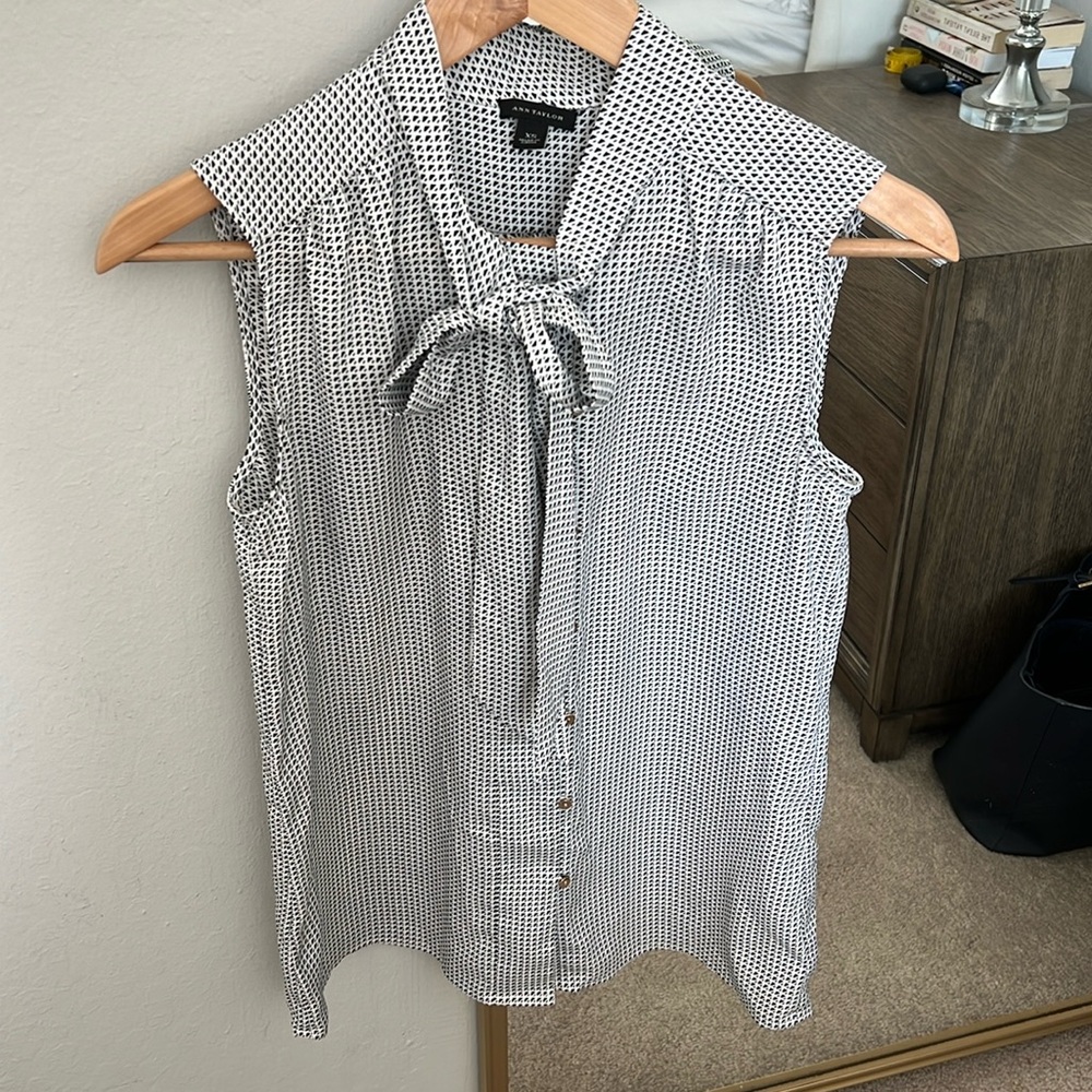 Ann Taylor black and white print sleeveless blouse